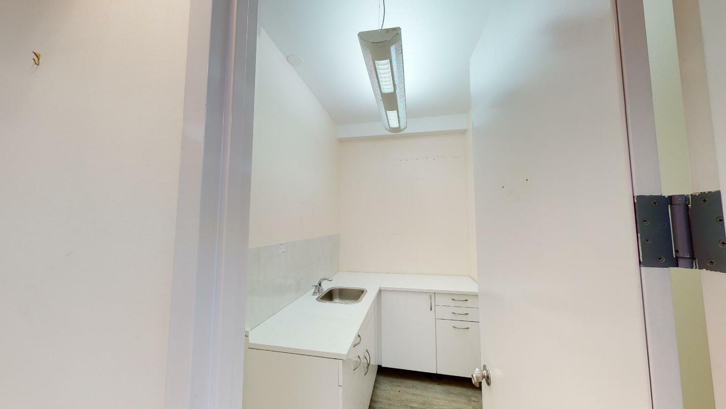 369 Lexington Avenue Office Space - Room with Sink